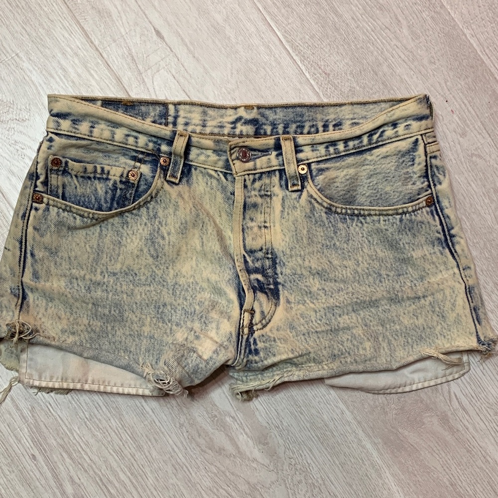 Acid Washed Levi Cutoffs
